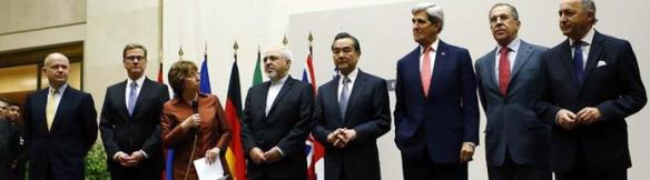 Foto: Reuters Die 5 + 1 Gruppe und die iranische Delegation bei der Bekanntgabe der Einigung im Atomstreit in Genf