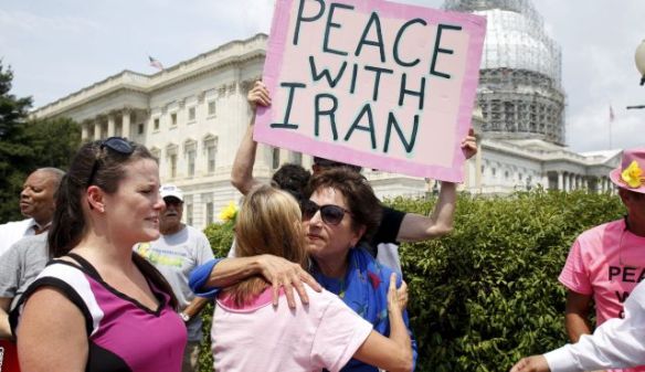 Bildquelle: Reuters Jüdische Rep. Jan Schakowsky (D-IL) umarmt einen pro-Iran Aktivisten in Washington DC und beschaffte mehr als 400.000 Unterschriften zur Unterstützung des Iran Atomabkommens, am 29. Juli 2015